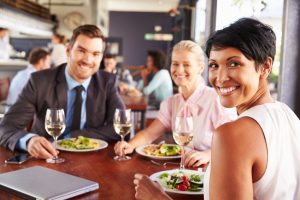 En gruppe kollegaer der spiser frokost på en arbejdsplads