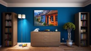 Indretning i et hjem med blå vægge